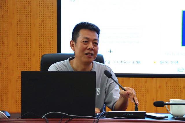 郭为主任作《教育家精神与职业院校教师的专业成长》讲座.JPG