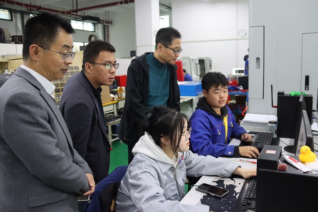 渭南技师学院党委副书记、院长张君升一行参观我校实训基地1.jpg