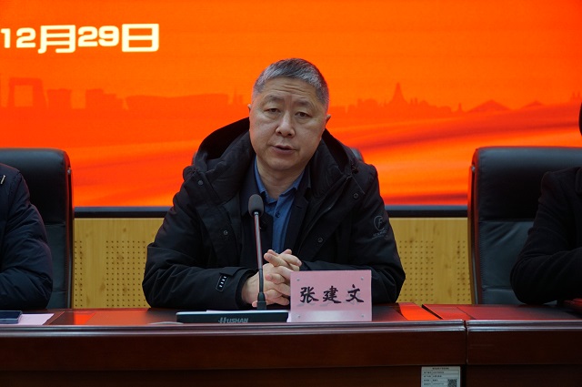 省教科院职教研究所副所长张建文主持会议.jpg