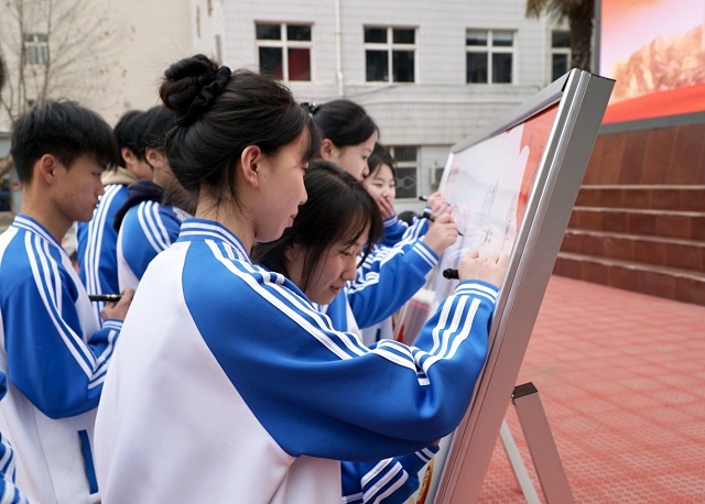 各团学干部、优秀团员代表、志愿者代表在“学雷锋”承诺板上签名.jpg