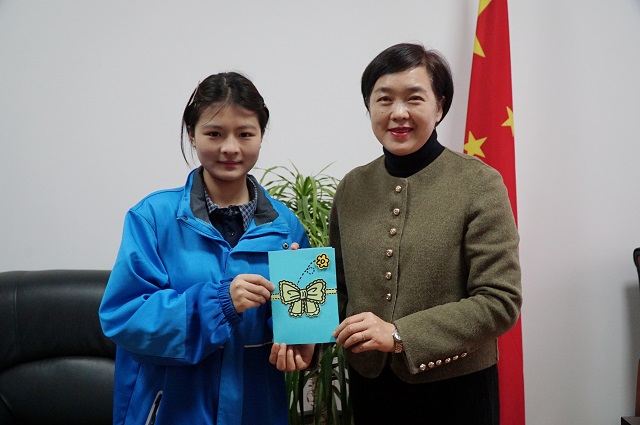 同学们为女教师送上亲手制作的感恩卡片.jpg