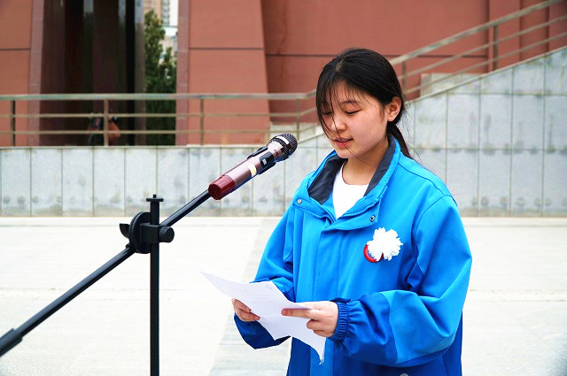 学生代表张淑钰发言.jpg