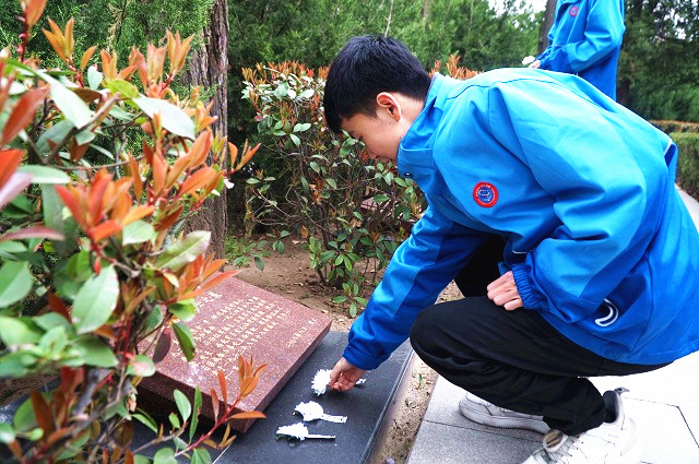 学生们向烈士纪念碑敬献小白花.jpg