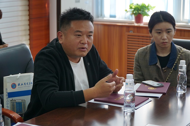 与会家长积极发言.jpg