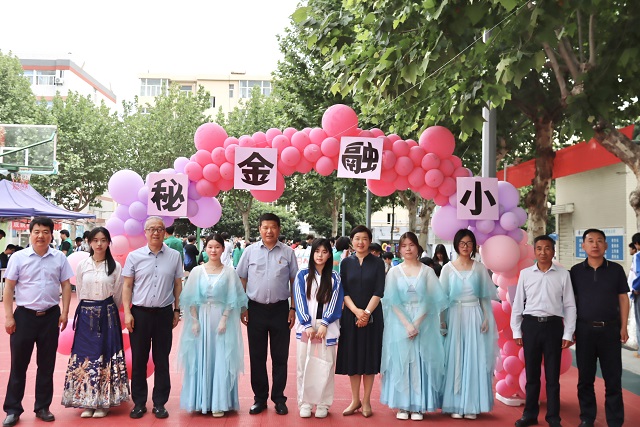 校领导与参与活动学生合影 - 副本.jpg