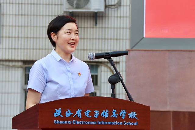 校长魏萍向迈向成年的学生致以诚挚的祝贺.jpg